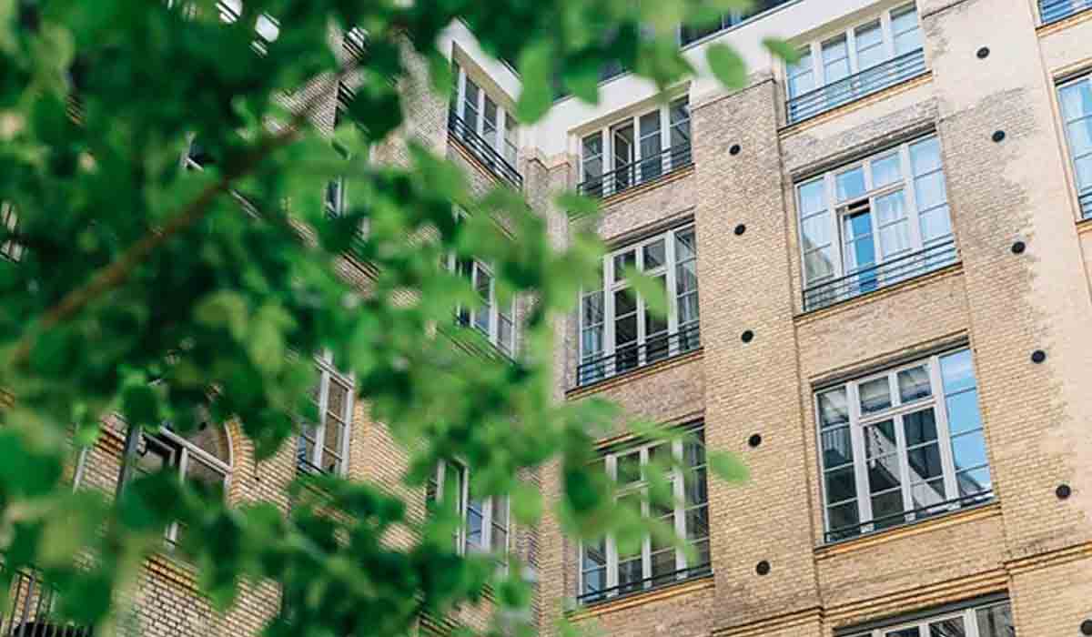 వివాహిత‌తో అక్ర‌మ సంబంధం.. ఐదో అంత‌స్తు నుంచి దూకిన ప్రియుడు