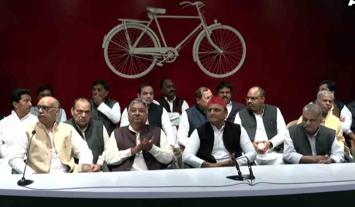 BJP MLA: యూపీలో బీజేపీకి షాక్‌.. ఎస్పీలో చేరిన సీనియ‌ర్‌ ఎమ్మెల్యే