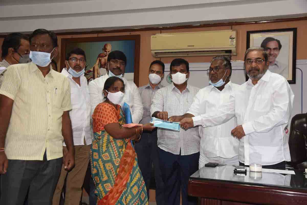 జర్నలిస్టు కుటుంబాలకు 1.74 కోట్లు