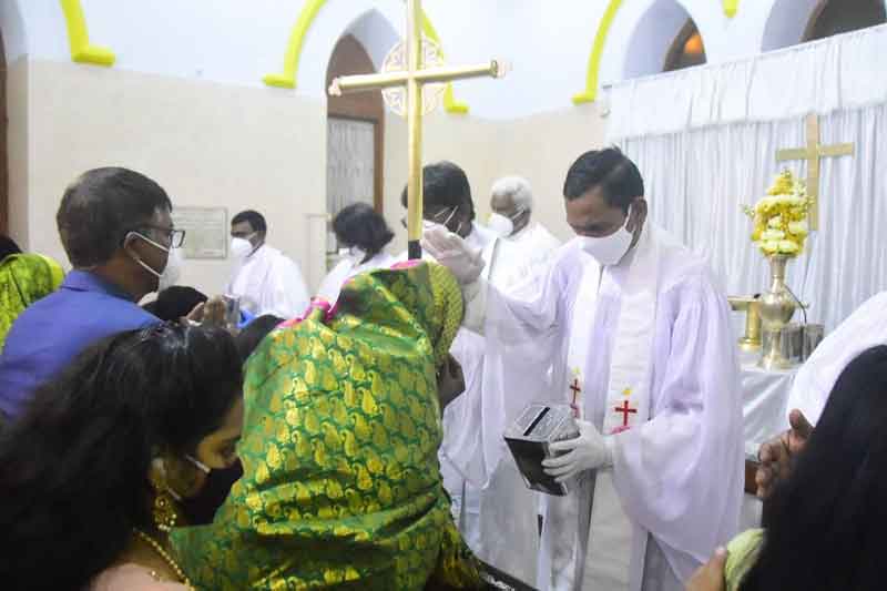 ఉమ్మడి జిల్లావ్యాప్తంగా కిక్కిరిసిన చర్చీలు