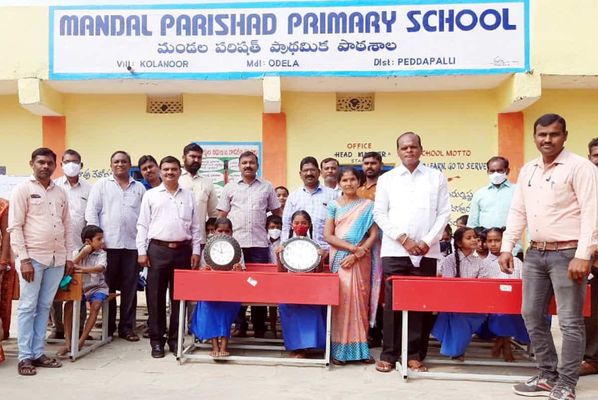 సర్కార్‌ బడికి అ‘పూర్వ’ సాయం