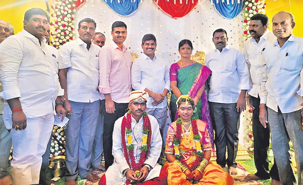 కార్యకర్త బిడ్డకు కేటీఆర్‌ కట్నం!