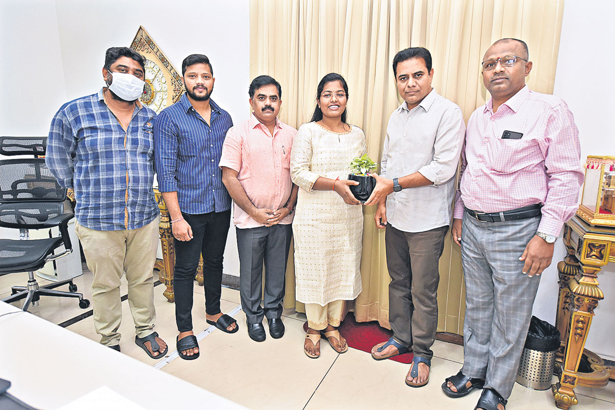 సివిల్స్‌ విజేతలకు కేటీఆర్‌ అభినందన