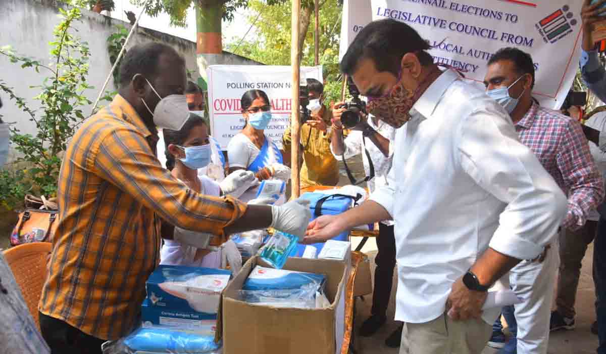 సిరిసిల్లలో ఓటు హక్కు వినియోగించుకున్న మంత్రి కేటీఆర్‌