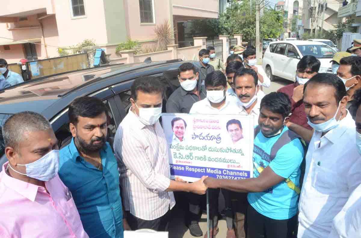 మంత్రి కేటీఆర్‌పై అభిమానంతో కాలినడకన..