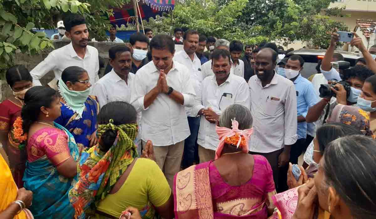 మ‌హిళ‌ల‌తో ముచ్చ‌టించిన కేటీఆర్.. వ్యాక్సిన్ తీసుకోవాల‌ని సూచ‌న‌