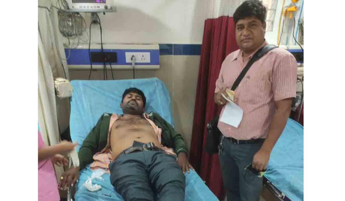 గుండెపోటుతో కుప్ప‌కూలిన యువ‌కుడు.. ప్రాణాలు కాపాడిన ట్రాఫిక్ పోలీసులు