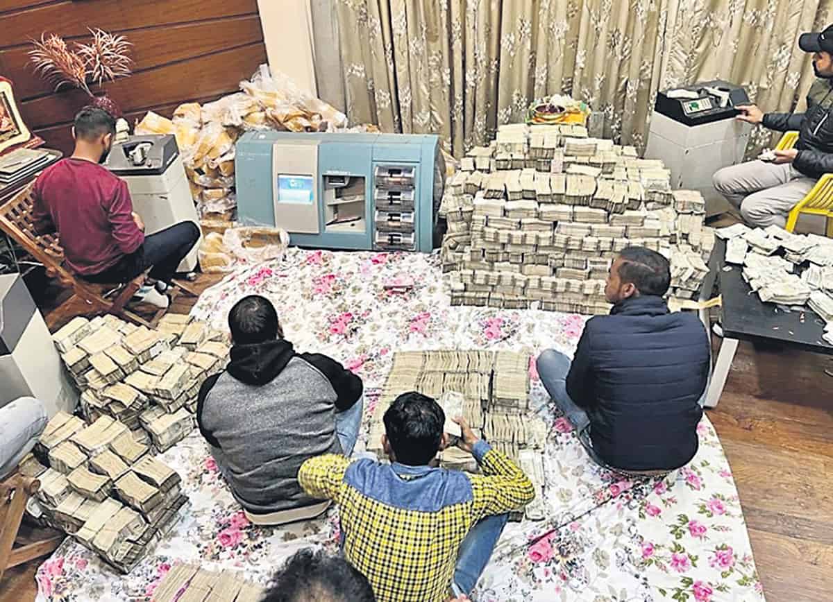 గుట్టలుగా నోట్ల కట్టలు