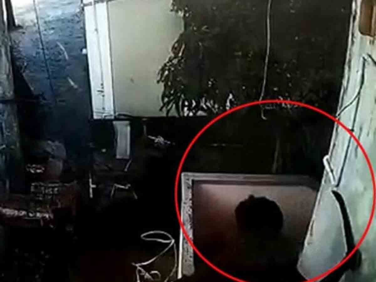 కత్తితో వచ్చి.. చర్చి ఫాదర్‌ను వెంటాడిన వ్యక్తి