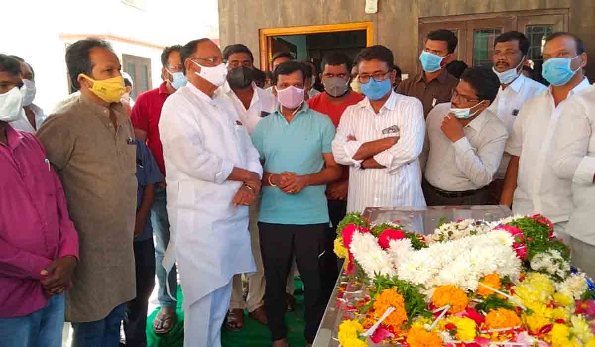 ఎమ్మెల్యే గాదరి కిషోర్కు ఎమ్మెల్యేల పరామర్శ