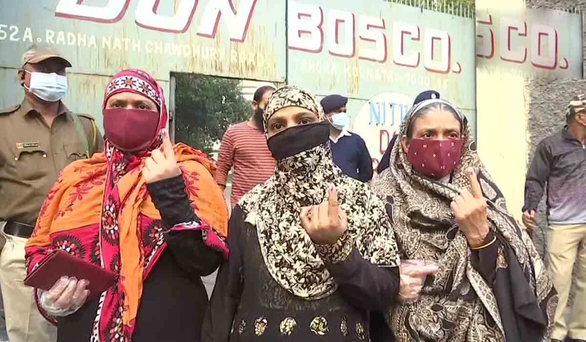 Kolkata polling: కొన‌సాగుతున్న కోల్‌క‌తా మున్సిప‌ల్ కార్పొరేష‌న్ ఎన్నిక‌ల పోలింగ్‌