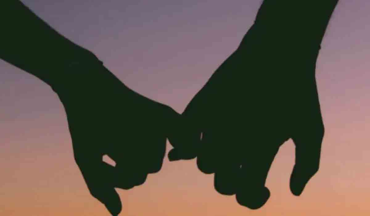 ప్రియుడితో భార్య ప‌రారీ.. ఆమెను ప‌ట్టిస్తే రూ. 5 వేలు ఇస్తాన‌న్న భ‌ర్త‌