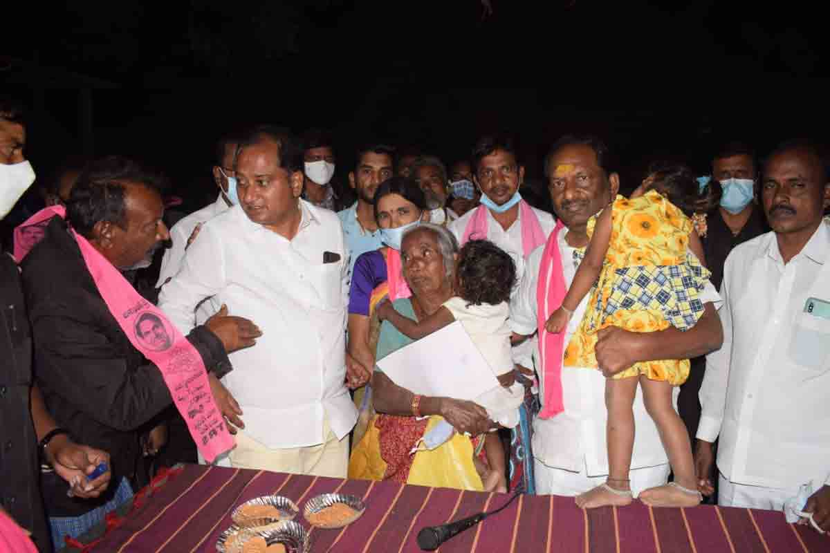 చిన్నారులకు అండగా నిలిచిన మంత్రి ఈశ్వర్‌