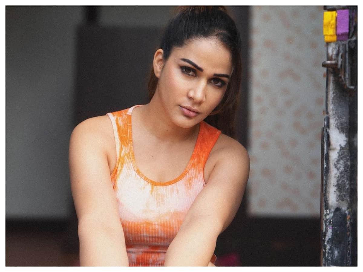 Lavanya Tripathi | చూపులతో కుర్రాళ్ల గుండెలకు గాలం వేస్తున్న  లావణ్య త్రిపాఠి..