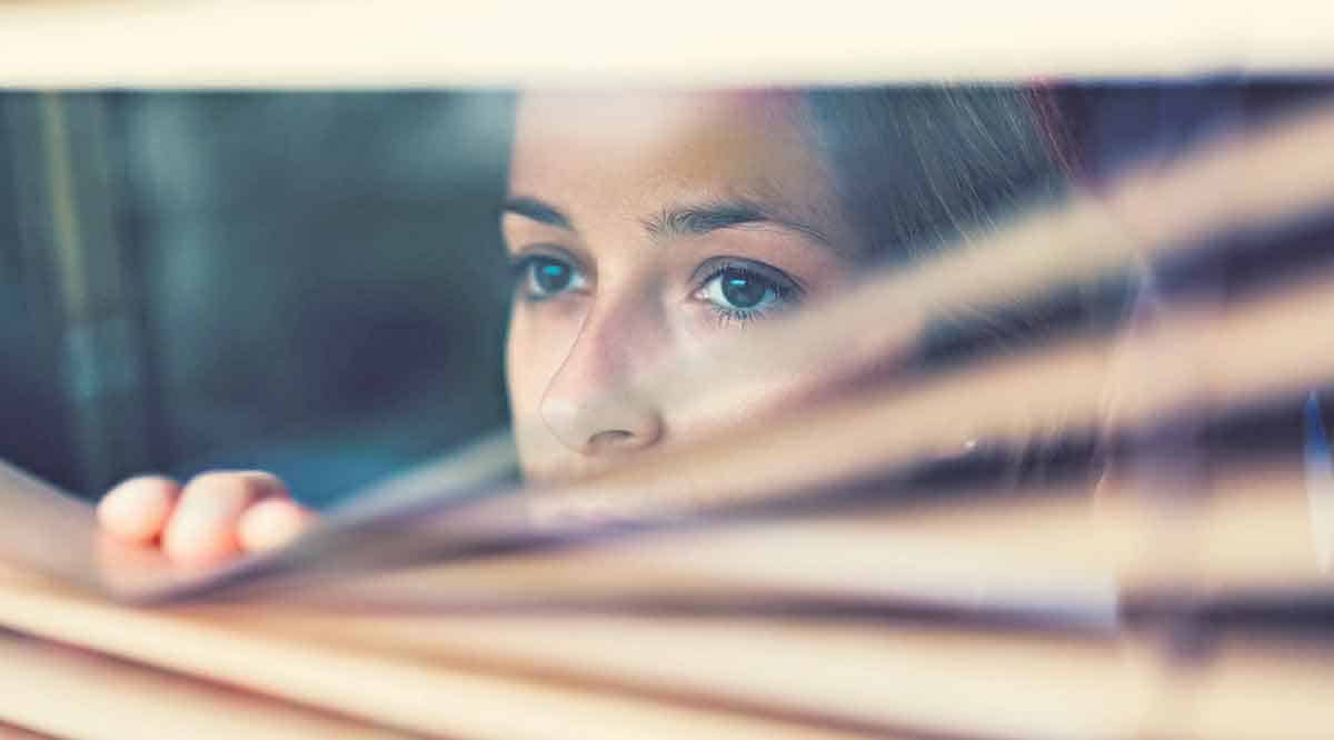 ఇంట్లో వాళ్లకు తెలియకూడదు!