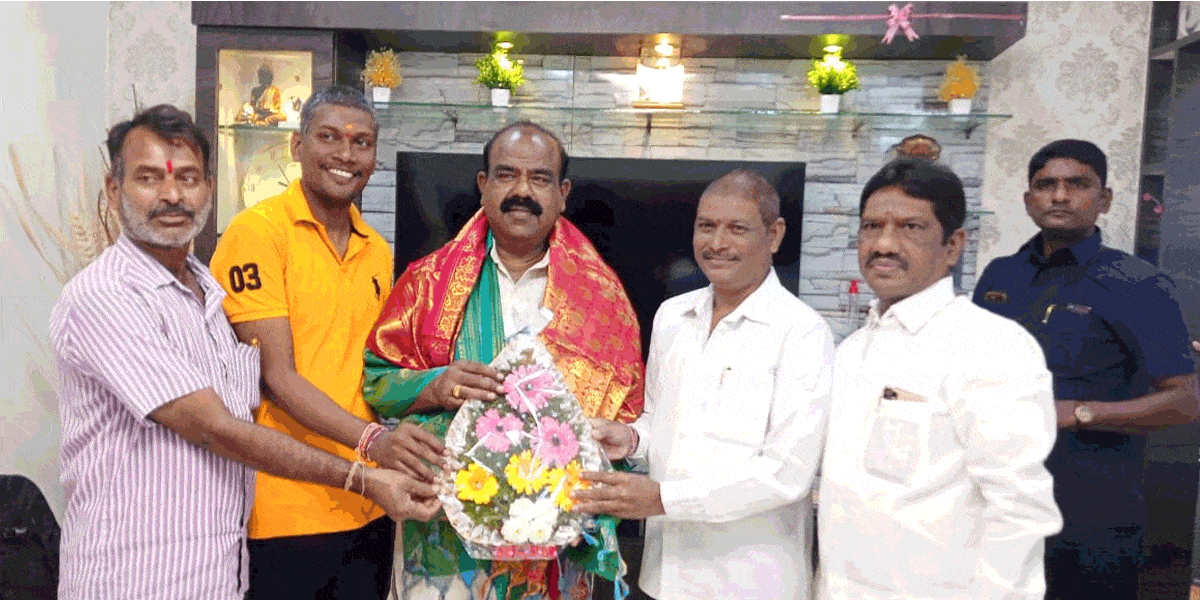 ఎమ్మెల్సీ మధుసూదనాచారిని సన్మానించిన విశ్వ బ్రాహ్మణులు