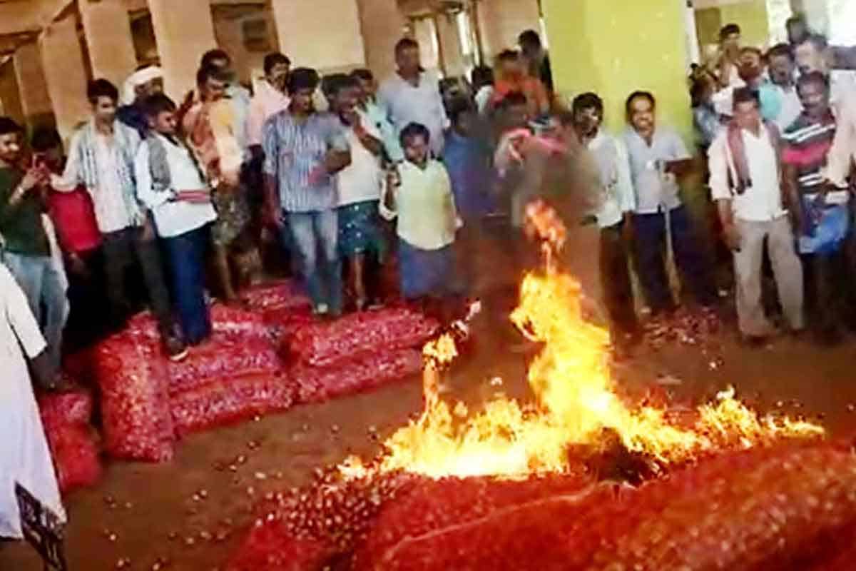 AP News | అన్న‌దాత ఆగ్ర‌హం.. క‌ర్నూల్ మార్కెట్‌లో ఉల్లికి నిప్పు