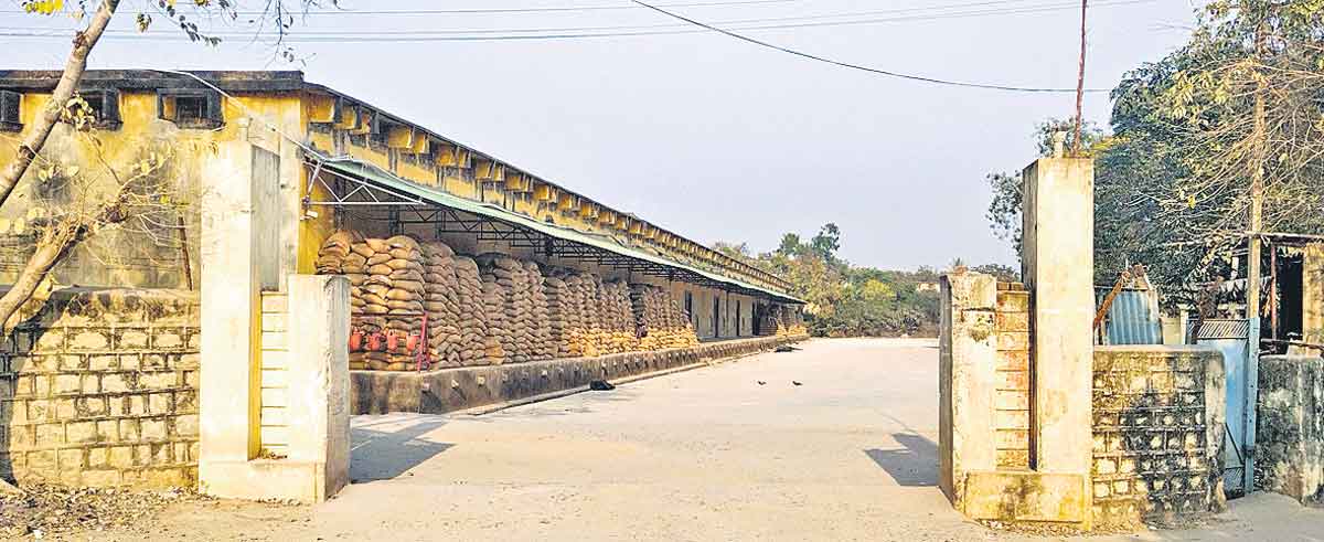 కొండంత బియ్యం.. పిసరంత స్టోరేజీ!