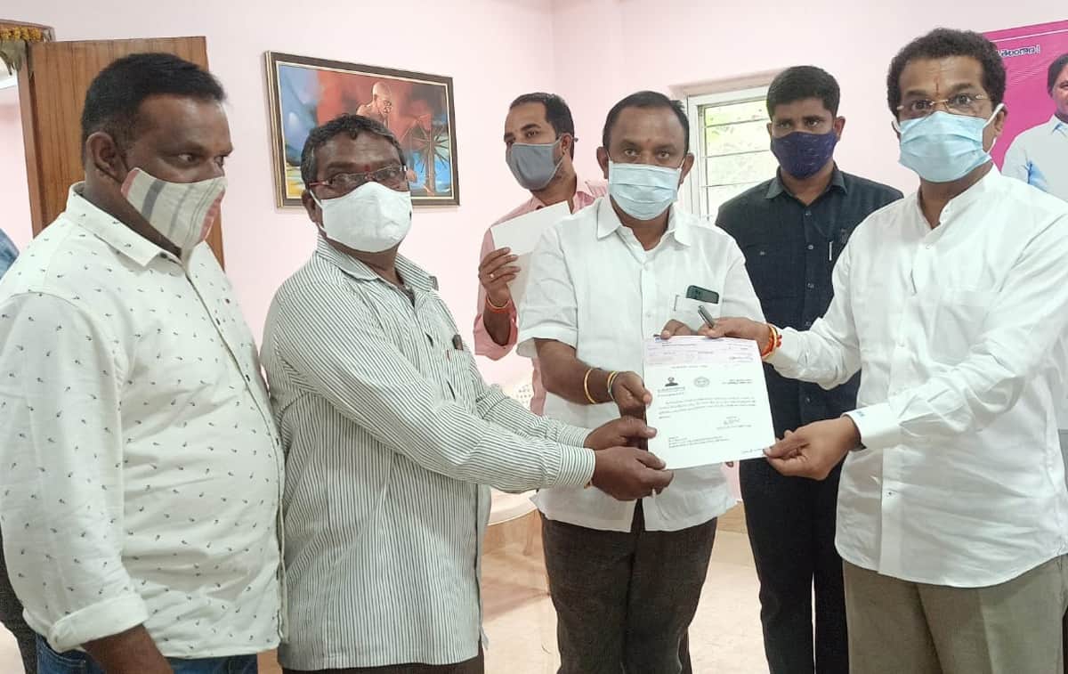 కార్యకర్తలకు ప్రభుత్వం అండ