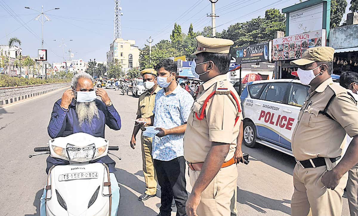 మాస్క్‌ లేదా..ఫైన్‌ కట్టు!