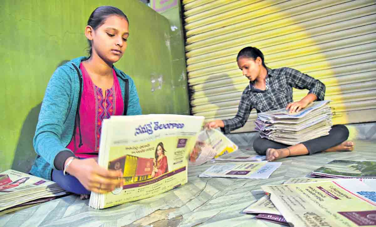 తండ్రికి తోడుగా..చదువులకు చేదోడుగా