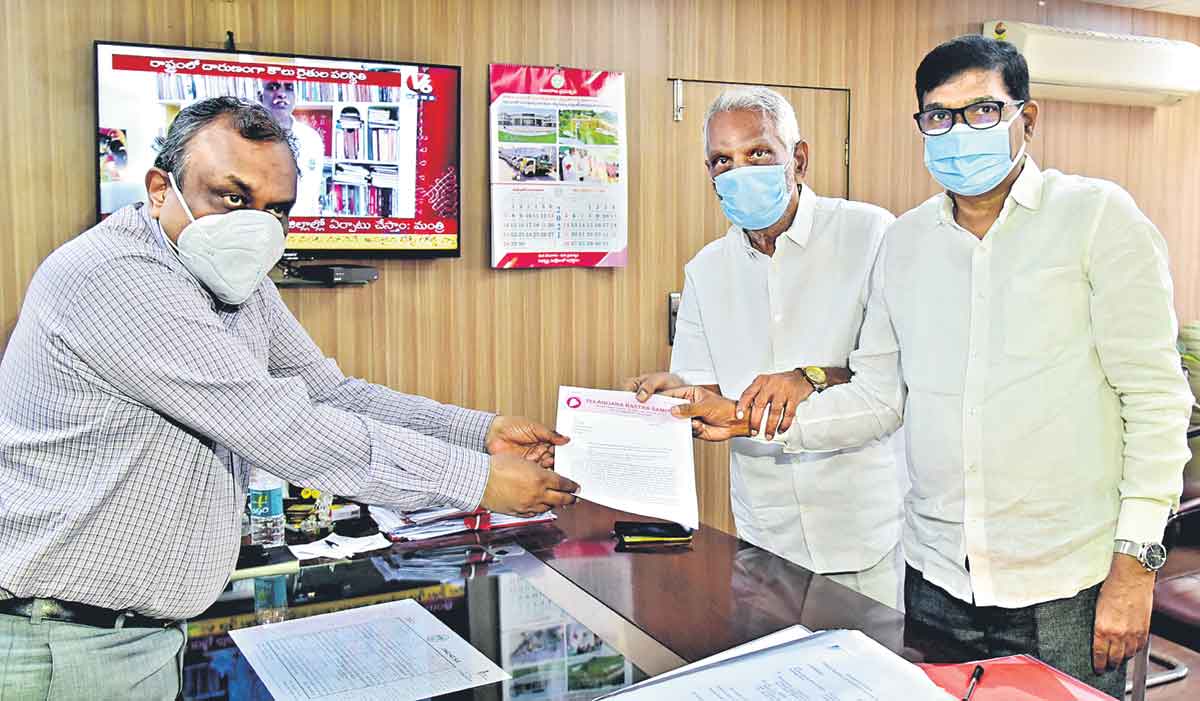ప్రలోభాలకు గురిచేస్తున్న ఎమ్మెల్యే జగ్గారెడ్డి