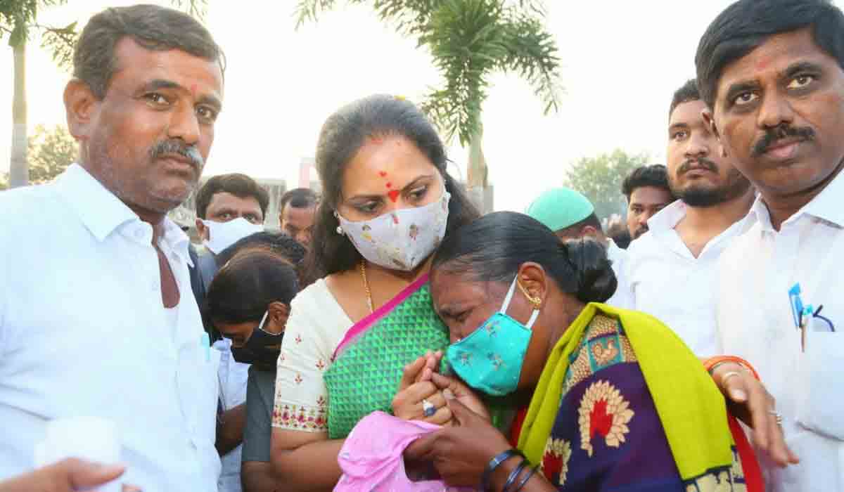 ఎమ్మెల్సీ కవిత సహకారంతో సొంతూరుకు చేరిన వలస కార్మికుడు