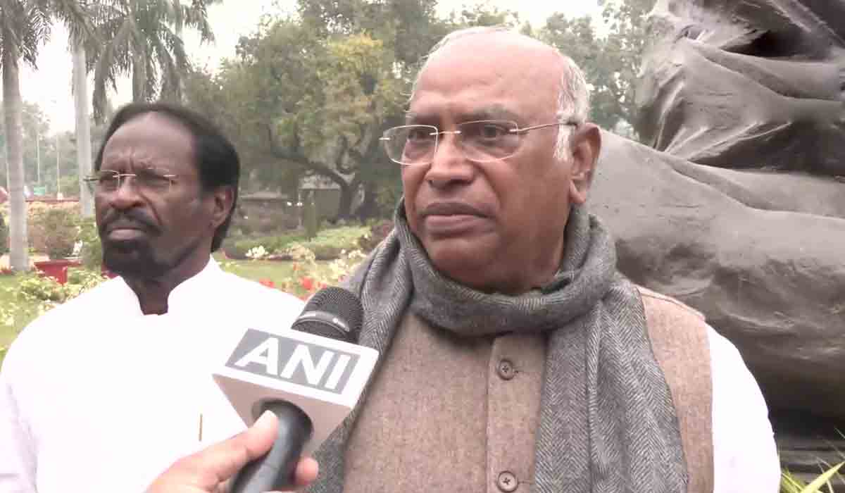 రికార్డులు లేవన‌డం ఆ రైతుల‌కు అవ‌మానం.. దేశంలో క‌రోనా మ‌ర‌ణాలు 50 ల‌క్ష‌లు: మ‌ల్లిఖార్జున ఖ‌ర్గే