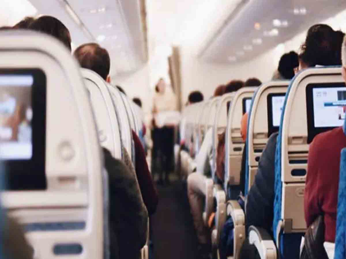 విమానంలో మహిళకు కరోనా పాజిటివ్‌.. టాయిలెట్‌లో ఐసొలేట్‌