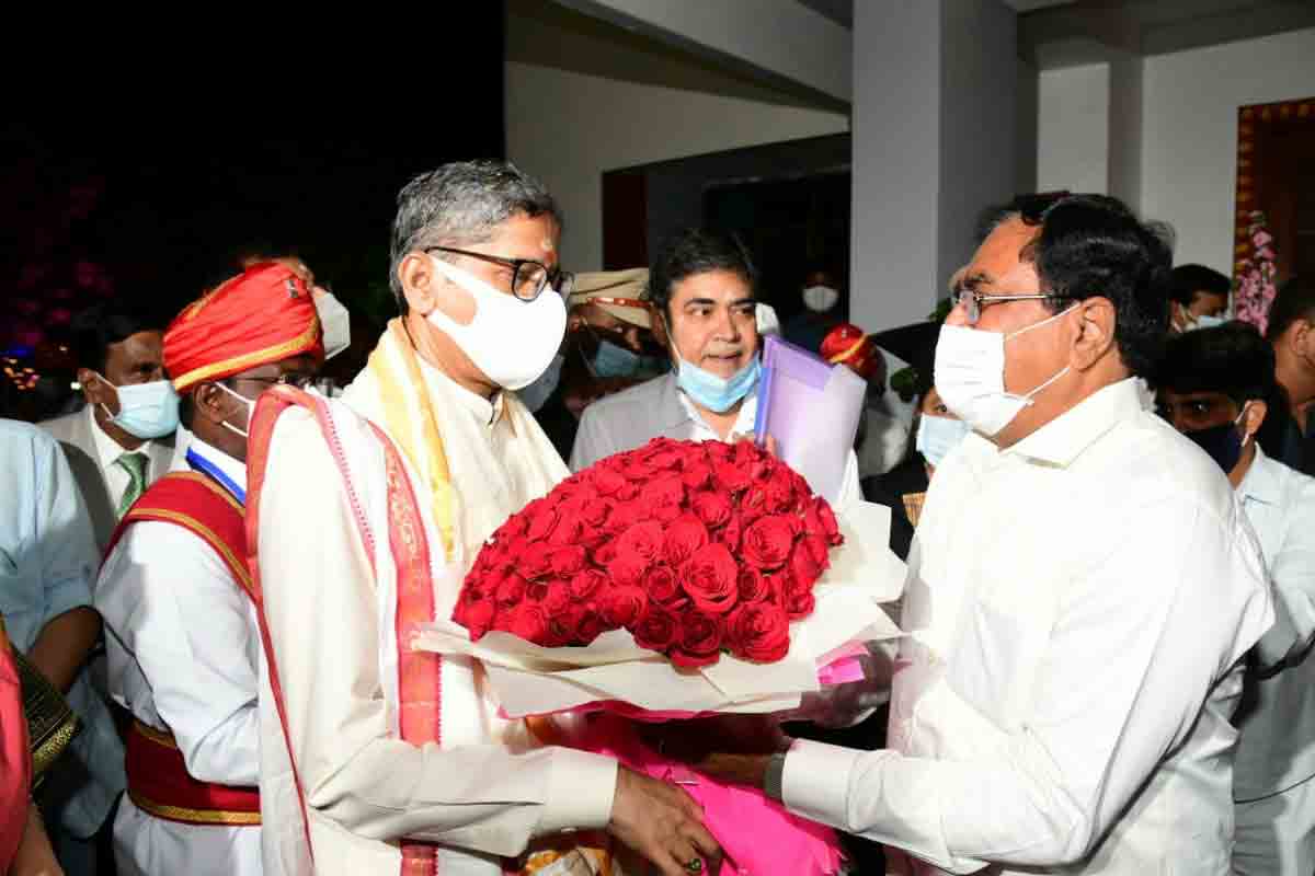 హన్మకొండలో సీజేఐకి ఘనస్వాగతం పలికిన మంత్రులు