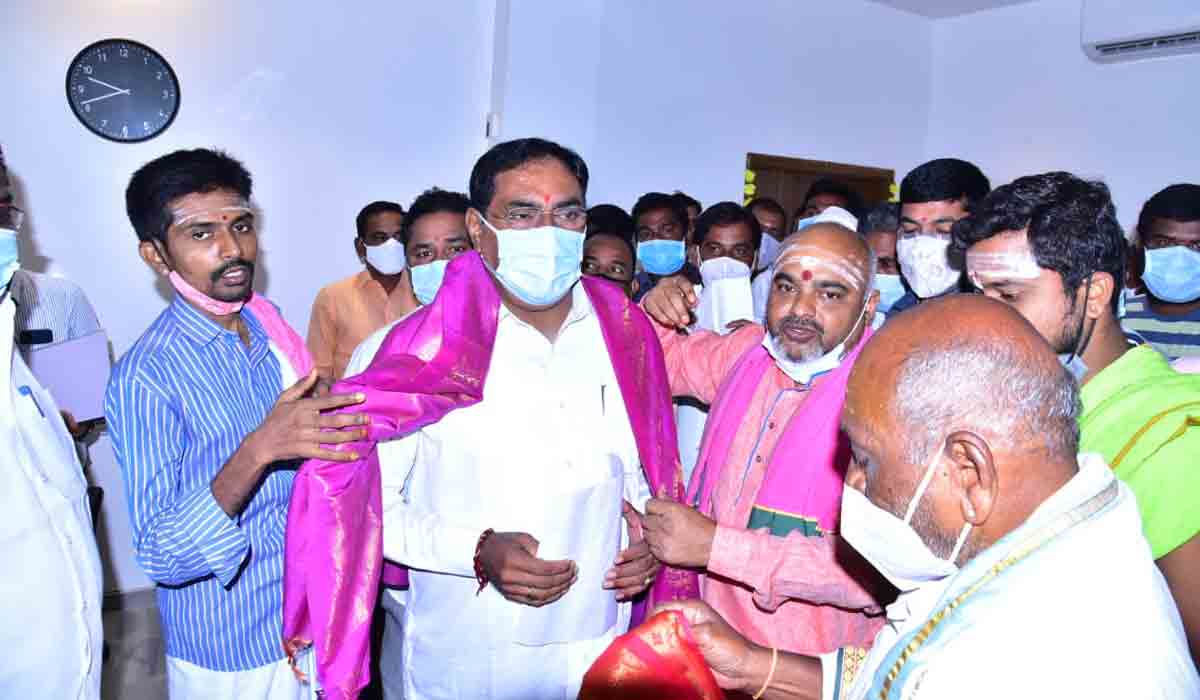 Minister Errabelli | నూతన పీఆర్సీపై మంత్రి ఎర్రబెల్లికి కృతజ్ఞతలు తెలిపిన అర్చకులు