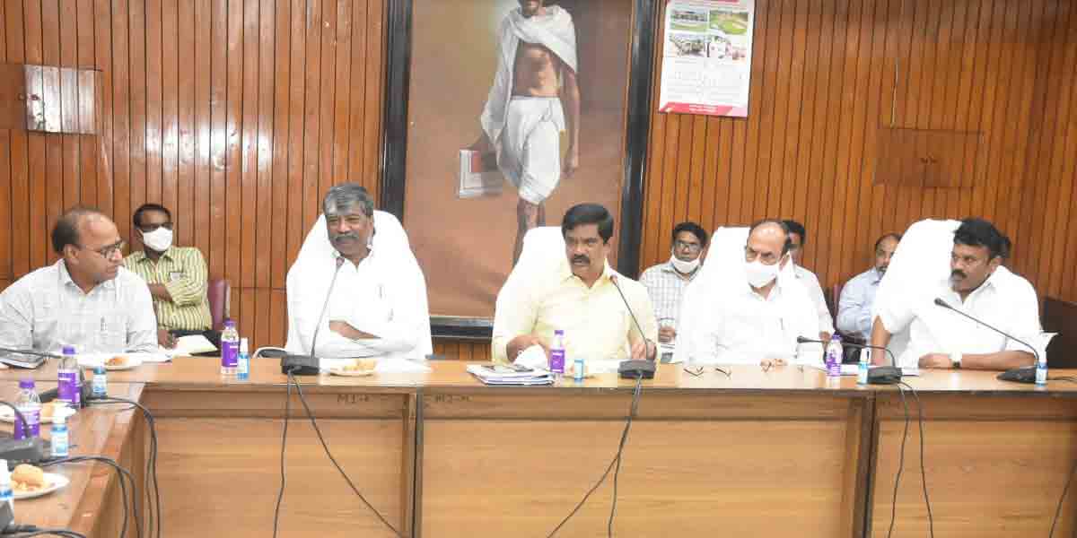 హైదరాబాద్‌ ఎమ్మెల్యేలకు క్యాంపు కార్యాలయాలు : మంత్రి వేముల