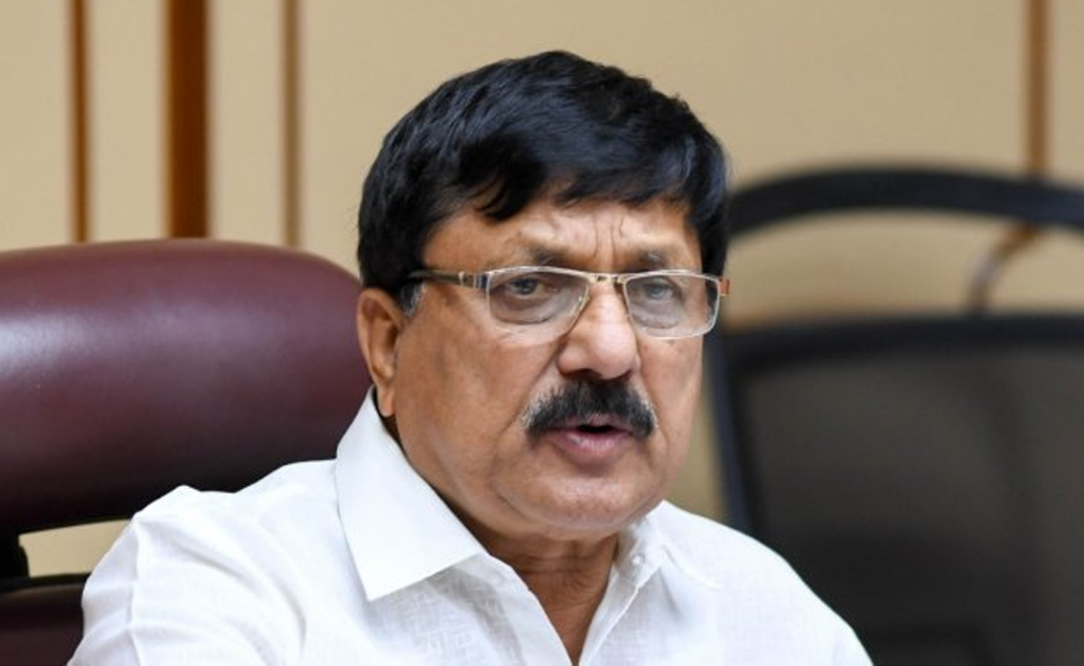 పోలీసులు కుక్కల్లా నిద్రపోతారు