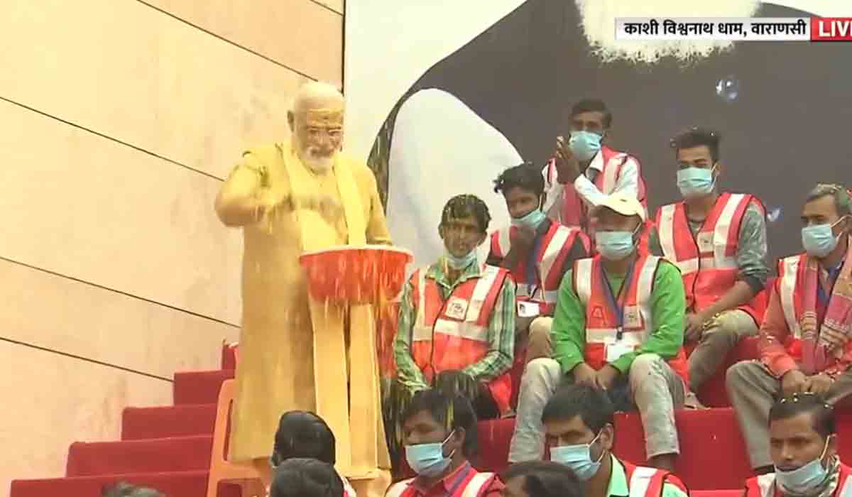 పారిశుద్ధ్య కార్మికుల‌పై పూల వ‌ర్షం కురిపించిన మోదీ.. వీడియో