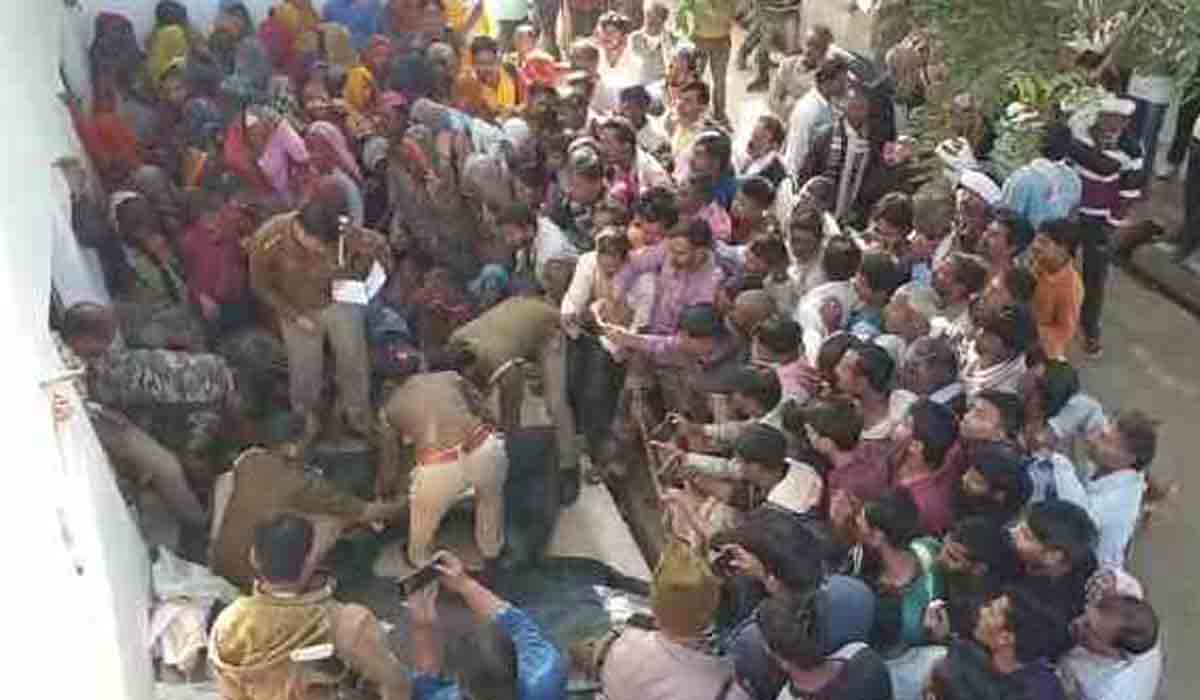 గొంతుకోసి ముగ్గురు పిల్ల‌ల హ‌త్య‌.. ఫ్యాన్‌కు ఉరేసుకుని త‌ల్లి ఆత్మ‌హ‌త్య‌