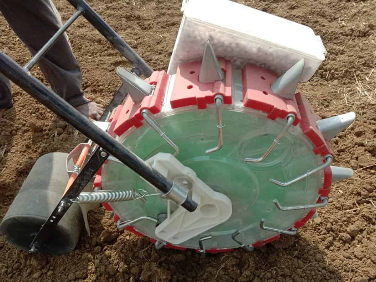 పల్లి విత్తడంలో.. ఖర్చుల ఆదా