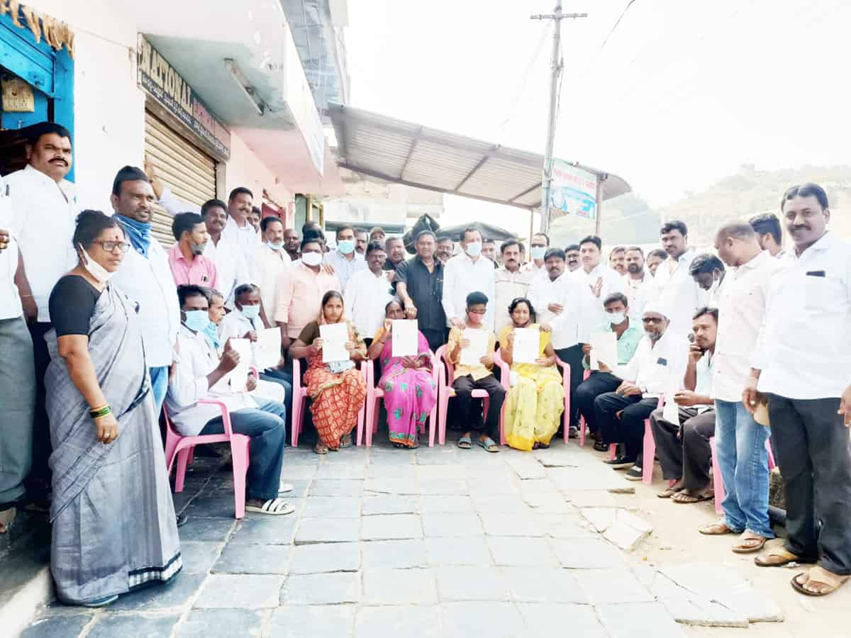 సీఎంఆర్‌ఎఫ్‌ చెక్కుల పంపిణీ