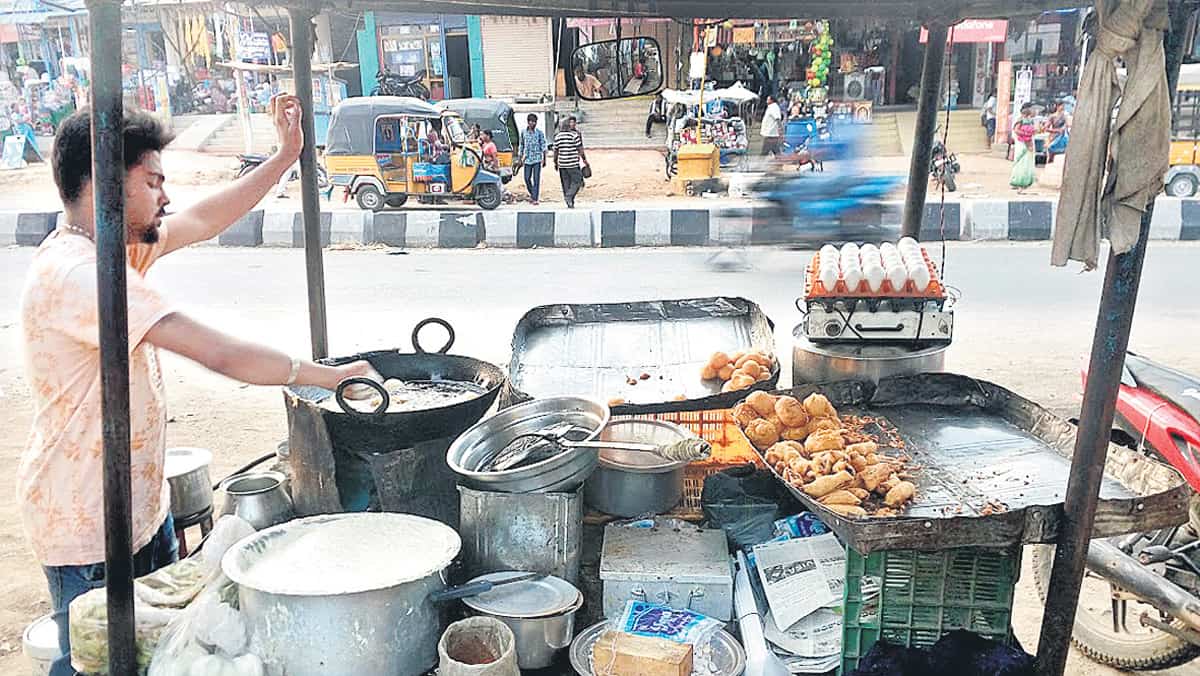 చిరు వ్యాపారులపై గుది ‘బండ’