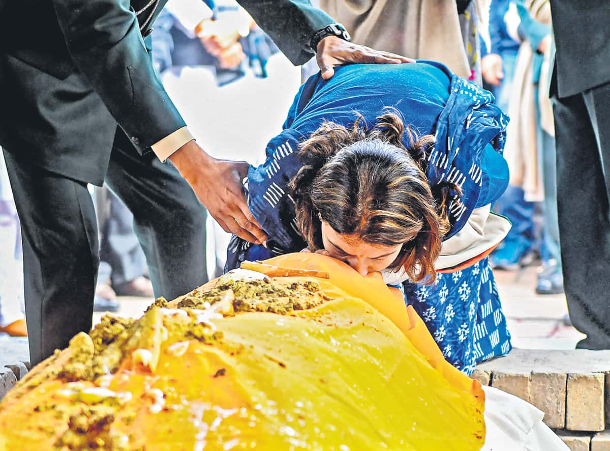 నవ్వుతూ సాగనంపాలి