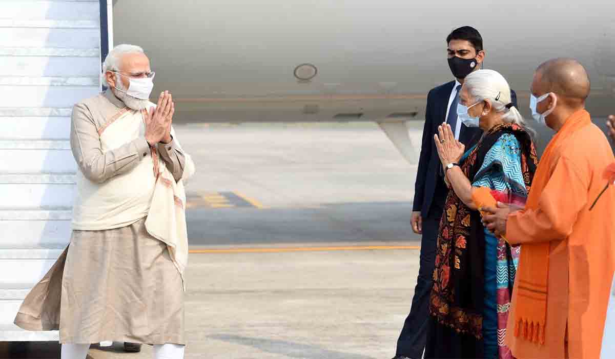 PM Modi: వారణాసికి ప్ర‌ధాని మోదీ.. కాసేప‌ట్లో కాశీ విశ్వ‌నాథ్ ధామ్ ప్రారంభం