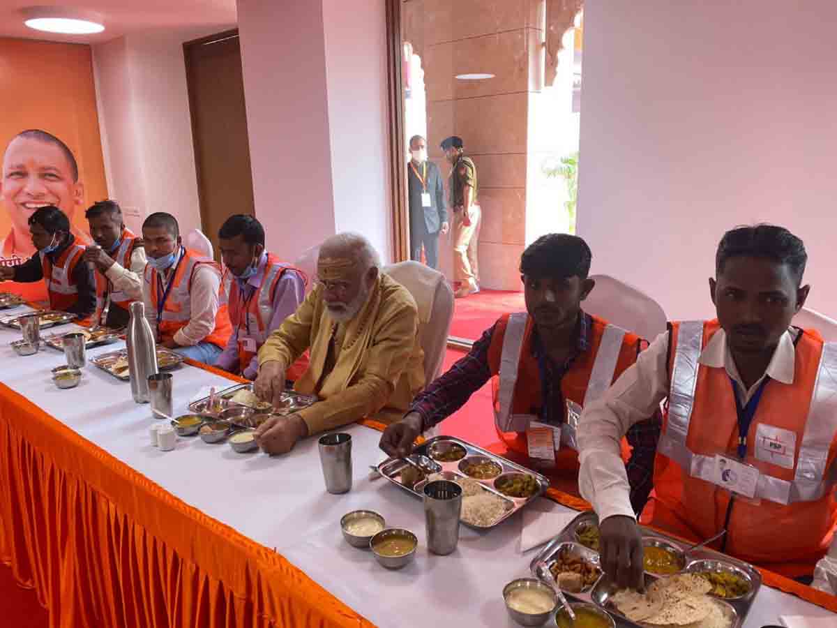 కాశీ కారిడార్‌ నిర్మాణ కార్మికులతో కలిసి మోదీ భోజనం
