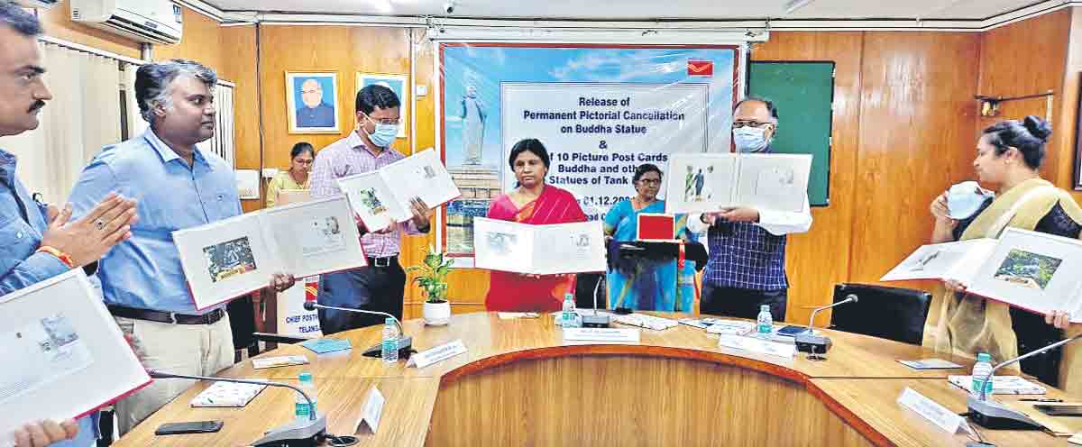 ట్యాంక్‌బండ్‌పై ఉన్న విగ్రహాలతో పోస్టల్‌ స్టాంపులు