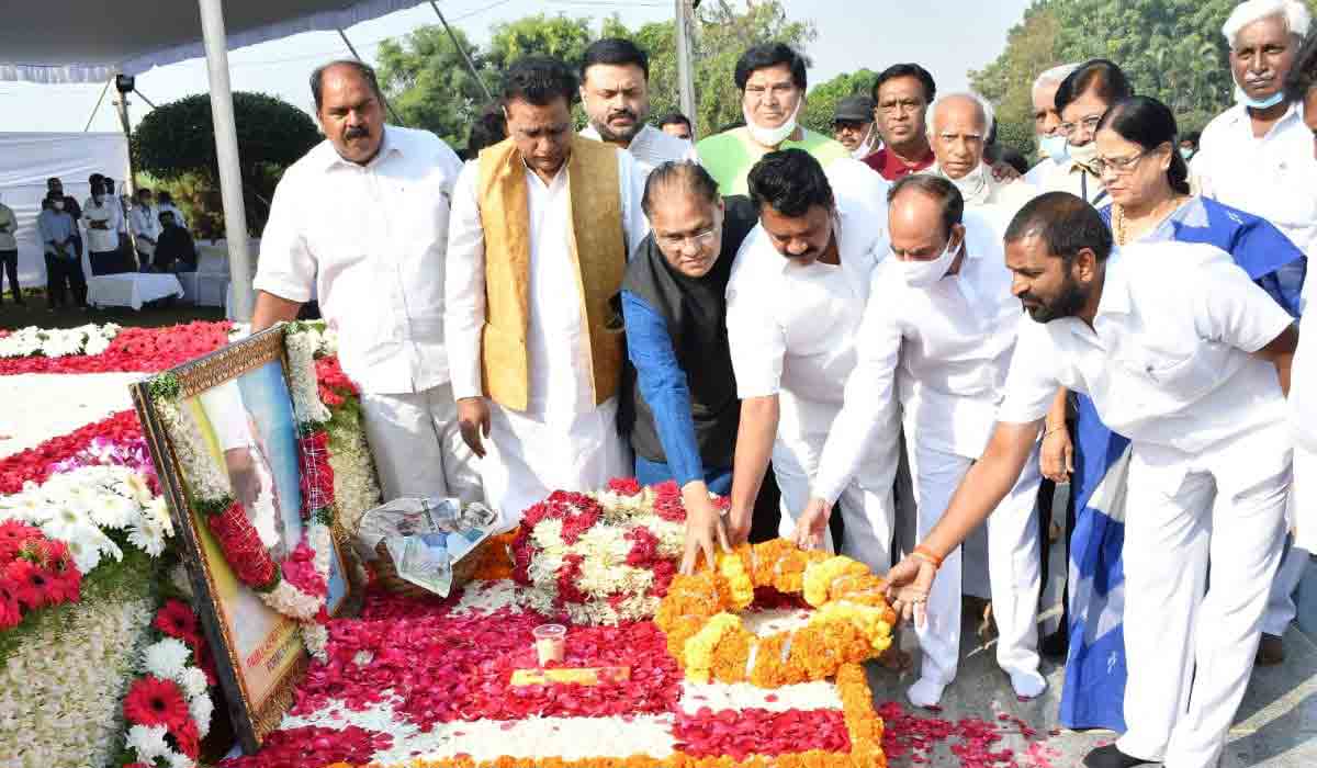 పీవీ న‌ర‌సింహారావు వ‌ర్ధంతి.. ప్ర‌ముఖుల నివాళులు