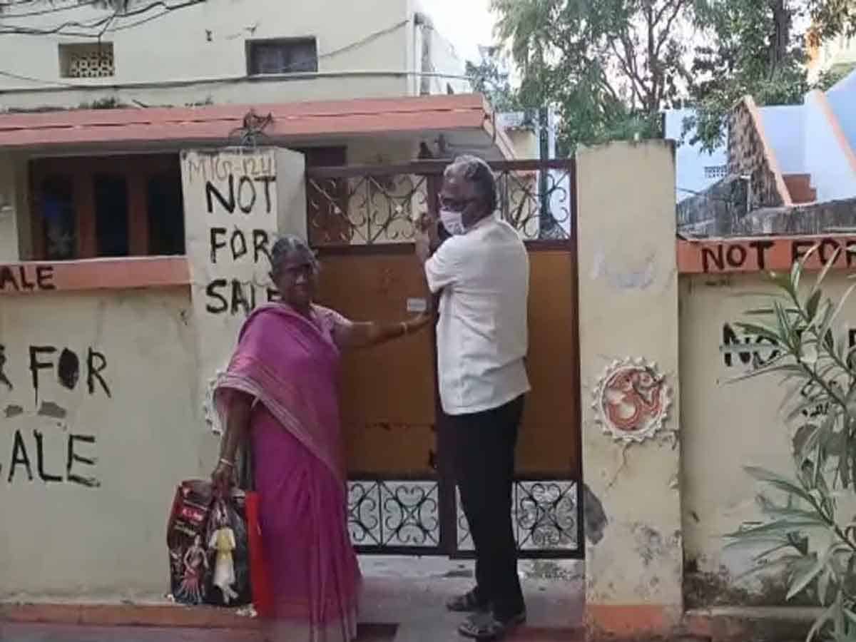 Parents Win: ఆస్తి పంపకంలో తండ్రిపై కొడుకు కోపం.. కలెక్టరేట్‌కెళ్లి ఇల్లు దక్కించుకున్న వృద్ధులు