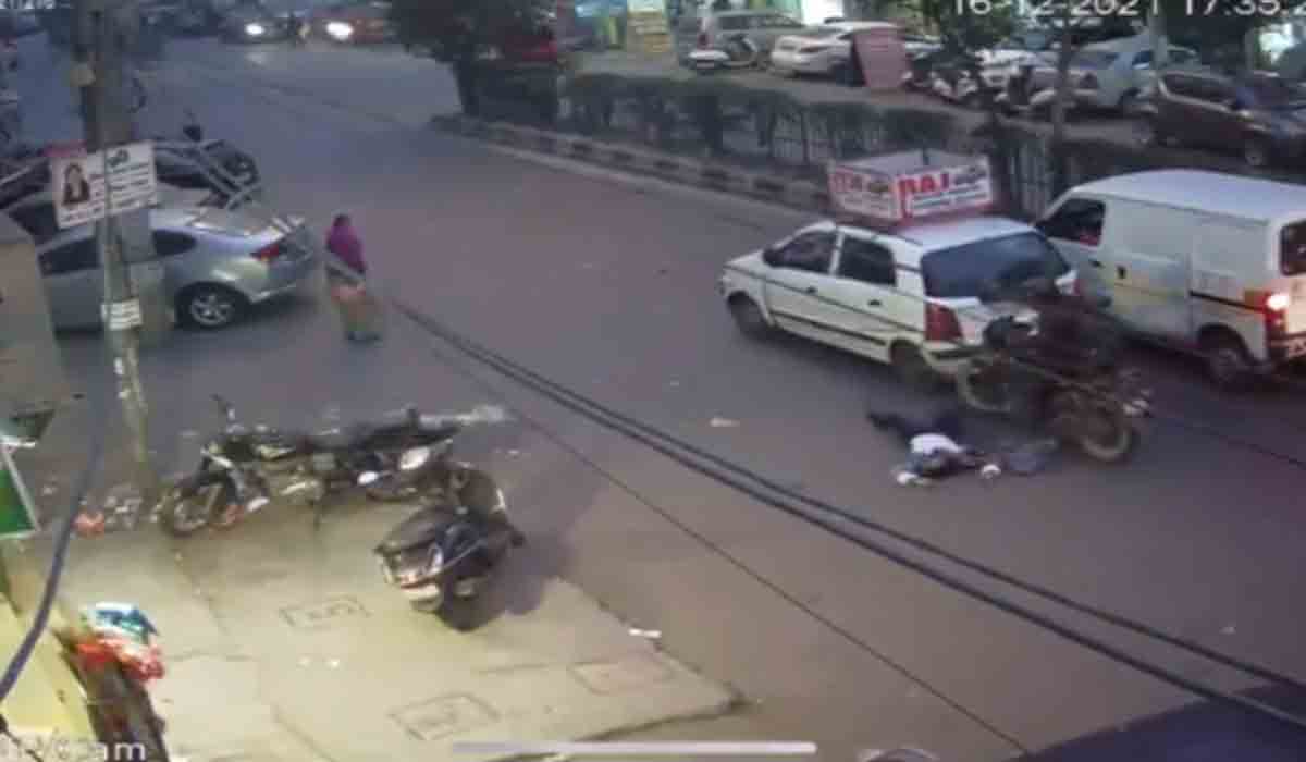 ఫోన్ కొట్టేసి స్కూటీతో యువ‌తిని 150 మీట‌ర్లు ఈడ్చుకెళ్లిన‌ దొంగ‌లు..వీడియో