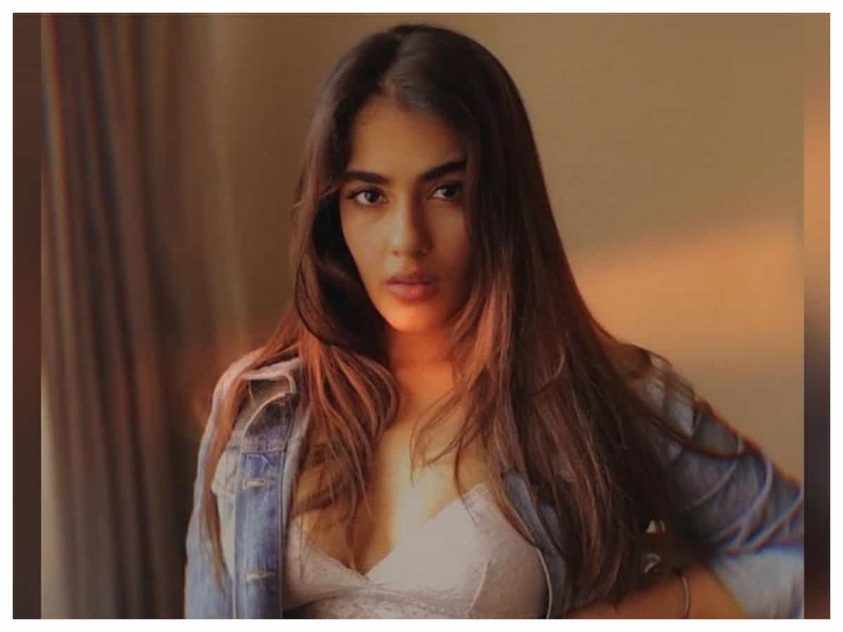 Kavya Thapar | క్యూట్ ఎక్స్‌ప్రెష‌న్స్‌తో కవ్విస్తున్న కావ్య తాపర్‌..