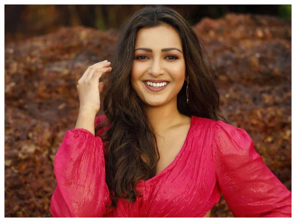 Catherine Tresa Alexander | రెడ్ డ్రెస్‌లో కేథరీన్ ట్రెసా అలెగ్జాండర్.. ఫొటోస్ వైర‌ల్