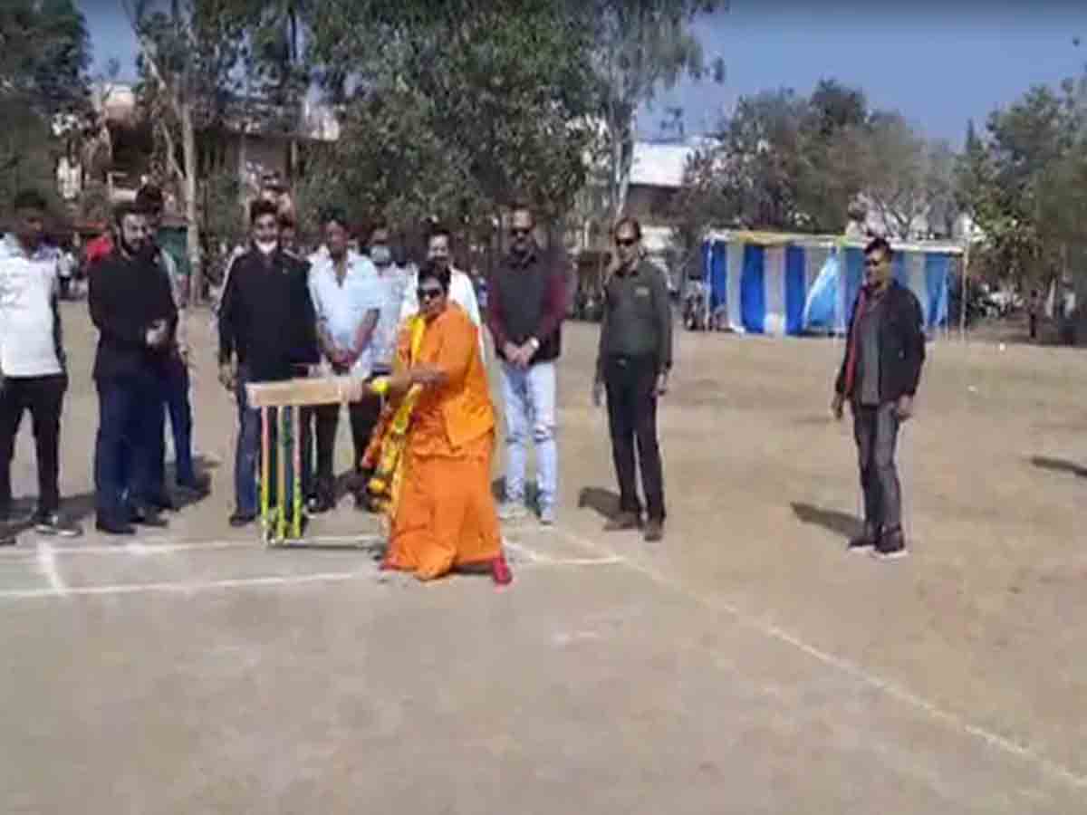 అనారోగ్యమంటూ బెయిల్‌పై విడుదల.. క్రికెట్‌ ఆడిన ప్రజ్ఞా ఠాకూర్