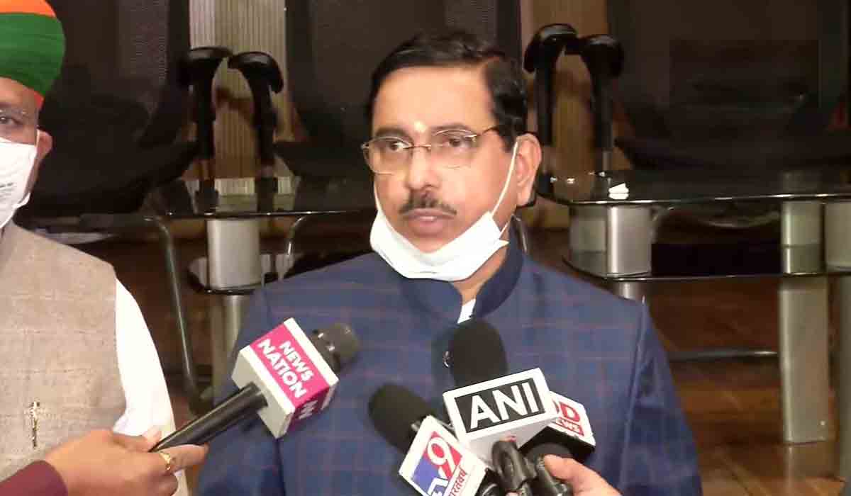 Prahlad Joshi: ఆ ఎంపీలు క్ష‌మాప‌ణ కోరితే స‌స్పెన్ష‌న్ ఎత్తివేస్తాం