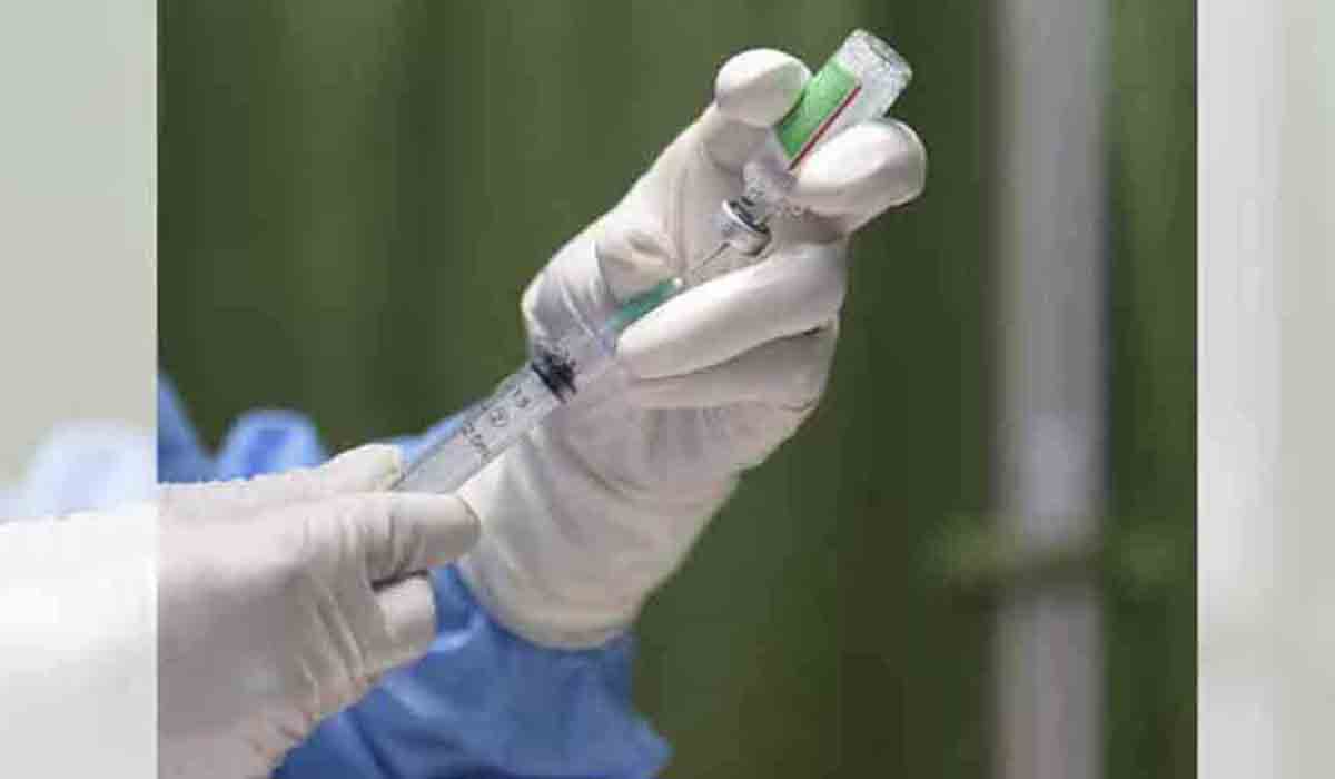 క‌రోనా టీకా వ‌ద్ద‌ని ప‌రార్.. చెట్టు ఎక్కి కూర్చున్న‌ యువ‌కుడు